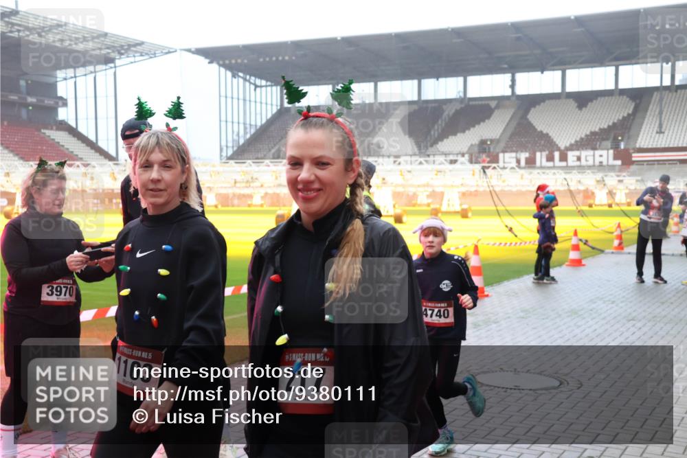 07.12.2025 - St. Pauli X-Mass-Run No. 15 Luisa Fischer http://msf.ph/oto/9380111 07.12.2025 10:08:22 Ziel 3970, 15, 1103, 217, 4740, 1447, 1449, 1543, 1905, 2691, 2692, 3003, 3627, 3628, 4231, 4623, 4624, 4626, 4734, 4737, 4740 meine-sportfotos.de