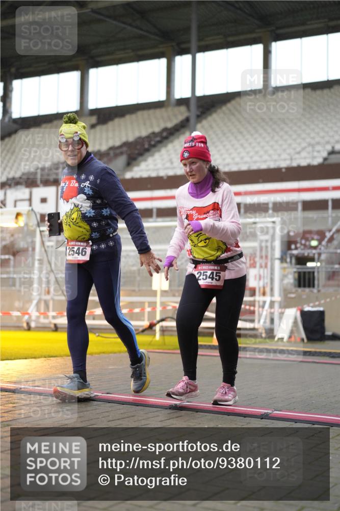 07.12.2025 - St. Pauli X-Mass-Run No. 15 Patografie http://msf.ph/oto/9380112 07.12.2025 10:15:53 Ziel 2545, 2546 meine-sportfotos.de