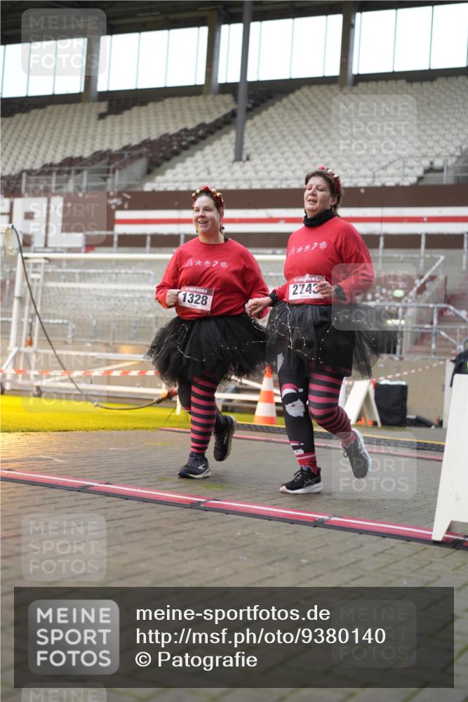 07.12.2025 - St. Pauli X-Mass-Run No. 15 Patografie http://msf.ph/oto/9380140 07.12.2025 10:16:13 Ziel 394, 1328, 2743 meine-sportfotos.de