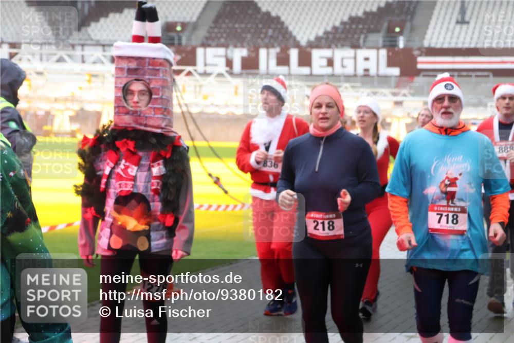 07.12.2025 - St. Pauli X-Mass-Run No. 15 Luisa Fischer http://msf.ph/oto/9380182 07.12.2025 11:12:53 Ziel 1278, 836, 218, 718, 889, 46, 76, 79, 218, 388, 416, 489, 494, 597, 605, 663, 671, 682, 695, 718, 819, 836, 839, 888, 1142, 1246, 1261, 1278, 1420, 1422, 1423, 1609, 1610, 2858, 4794, 4802, 4804 meine-sportfotos.de