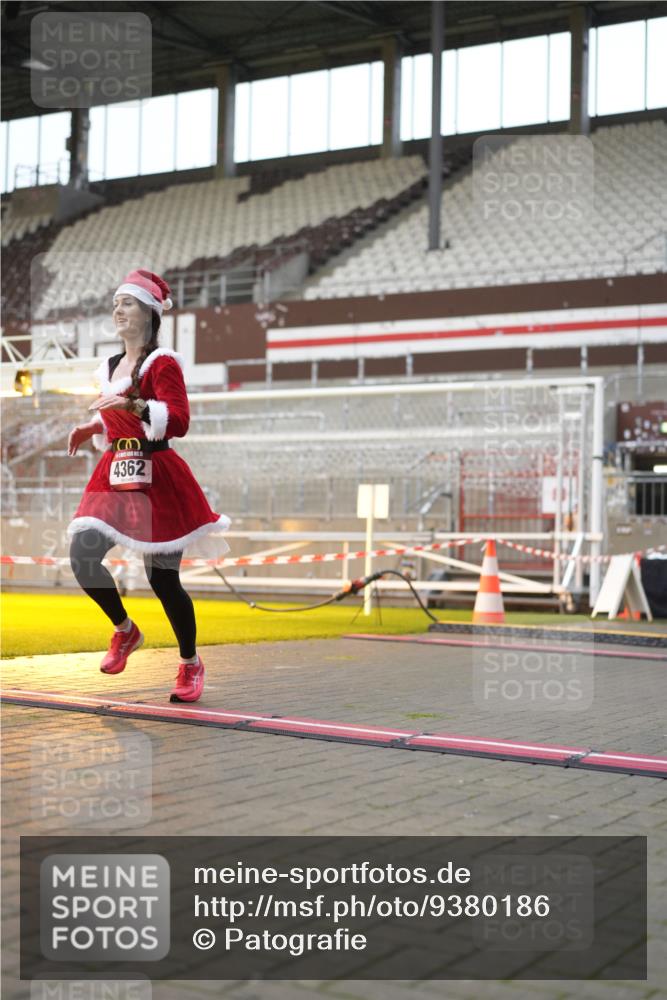 07.12.2025 - St. Pauli X-Mass-Run No. 15 Patografie http://msf.ph/oto/9380186 07.12.2025 10:16:26 Ziel 1328, 2185, 2266, 2743, 4362, 4363, 4510 meine-sportfotos.de