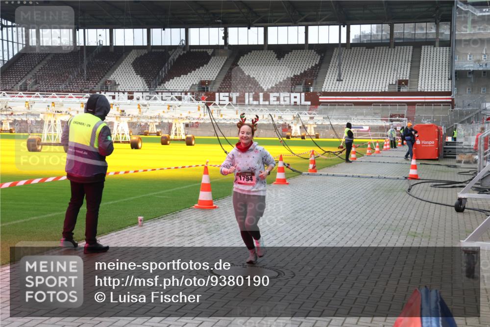 07.12.2025 - St. Pauli X-Mass-Run No. 15 Luisa Fischer http://msf.ph/oto/9380190 07.12.2025 10:38:34 Ziel 1794, 70, 1794, 2899, 3069, 4872 meine-sportfotos.de