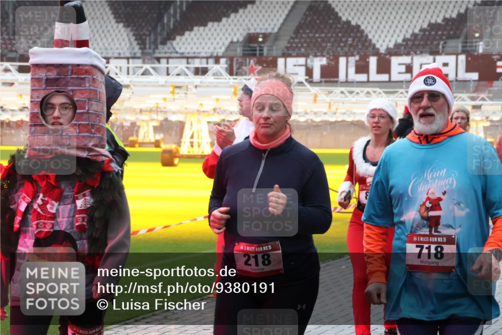 07.12.2025 - St. Pauli X-Mass-Run No. 15 Luisa Fischer http://msf.ph/oto/9380191 07.12.2025 11:12:54 Ziel 15, 218, 15, 718, 46, 76, 79, 218, 388, 416, 489, 494, 597, 605, 663, 671, 682, 695, 718, 819, 836, 839, 888, 1142, 1246, 1261, 1278, 1420, 1422, 1423, 1609, 1610, 2858, 4794, 4802, 4804 meine-sportfotos.de