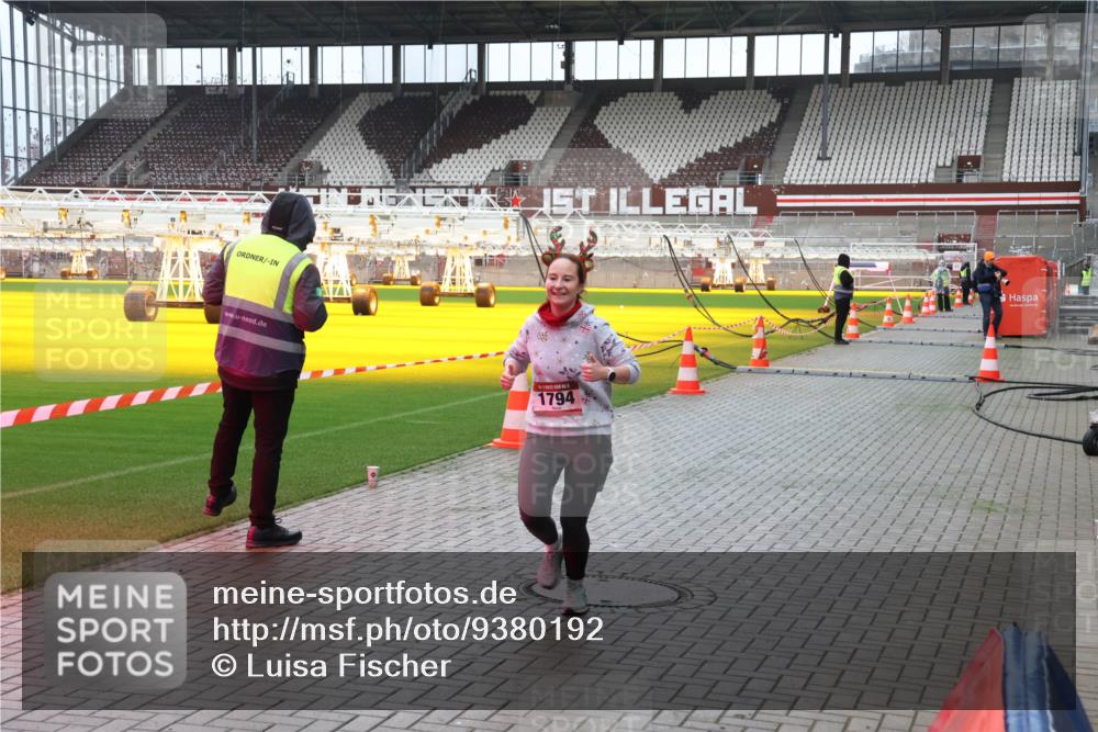 07.12.2025 - St. Pauli X-Mass-Run No. 15 Luisa Fischer http://msf.ph/oto/9380192 07.12.2025 10:38:34 Ziel 1794, 70, 1794, 2899, 3069, 4872 meine-sportfotos.de