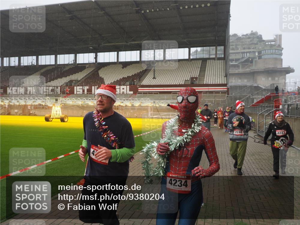 07.12.2025 - St. Pauli X-Mass-Run No. 15 Fabian Wolf http://msf.ph/oto/9380204 07.12.2025 10:08:44 Ziel 390, 707, 789, 947, 1002, 1031, 1176, 2247, 2248, 2521, 3212, 3332, 3335, 3495, 3671, 3759, 4205, 4232, 4234, 4451 meine-sportfotos.de
