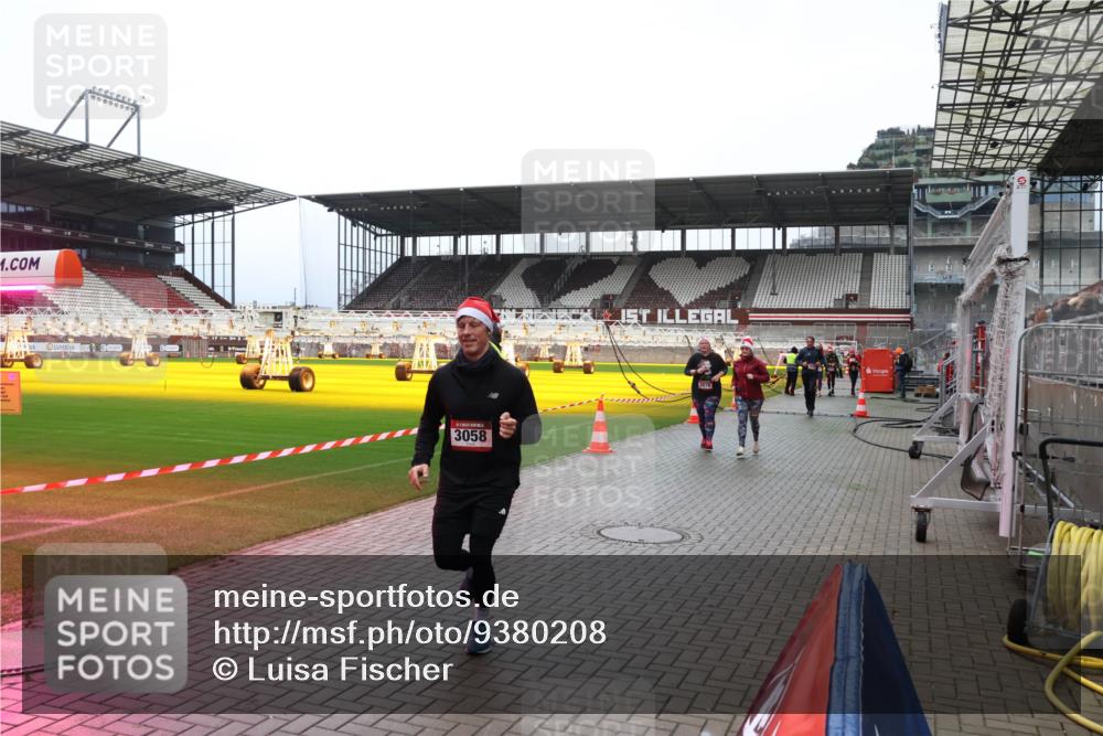 07.12.2025 - St. Pauli X-Mass-Run No. 15 Luisa Fischer http://msf.ph/oto/9380208 07.12.2025 10:39:07 Ziel 4, 3058, 2078, 1250, 1255, 1794, 2078, 2085, 2827, 2943, 3058, 3061 meine-sportfotos.de