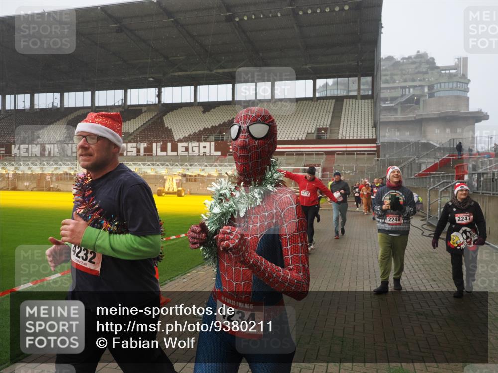 07.12.2025 - St. Pauli X-Mass-Run No. 15 Fabian Wolf http://msf.ph/oto/9380211 07.12.2025 10:08:44 Ziel 390, 707, 789, 947, 1002, 1031, 1176, 2247, 2248, 2521, 3212, 3332, 3335, 3495, 3671, 3759, 4205, 4232, 4234, 4451 meine-sportfotos.de