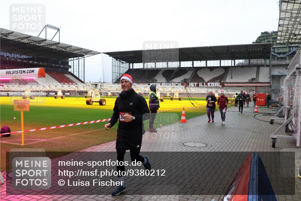 07.12.2025 - St. Pauli X-Mass-Run No. 15 Luisa Fischer http://msf.ph/oto/9380212 07.12.2025 10:39:07 Ziel 3, 2078, 1250, 1255, 1794, 2078, 2085, 2827, 2943, 3058, 3061 meine-sportfotos.de