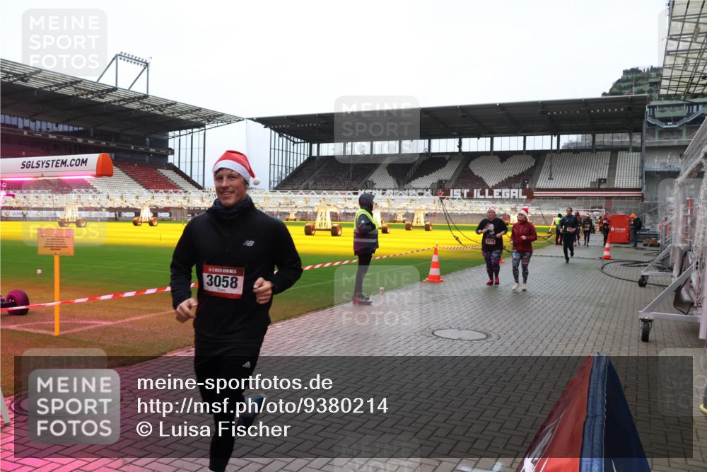 07.12.2025 - St. Pauli X-Mass-Run No. 15 Luisa Fischer http://msf.ph/oto/9380214 07.12.2025 10:39:07 Ziel 3058, 2078, 1250, 1255, 1794, 2078, 2085, 2827, 2943, 3058, 3061 meine-sportfotos.de