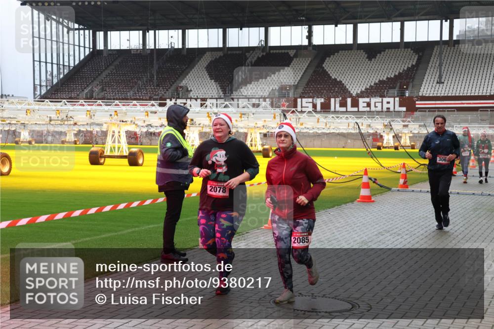 07.12.2025 - St. Pauli X-Mass-Run No. 15 Luisa Fischer http://msf.ph/oto/9380217 07.12.2025 10:39:10 Ziel 2078, 2085, 306, 1255, 1250, 1250, 1255, 2078, 2085, 2827, 2828, 2943, 3058, 3061 meine-sportfotos.de