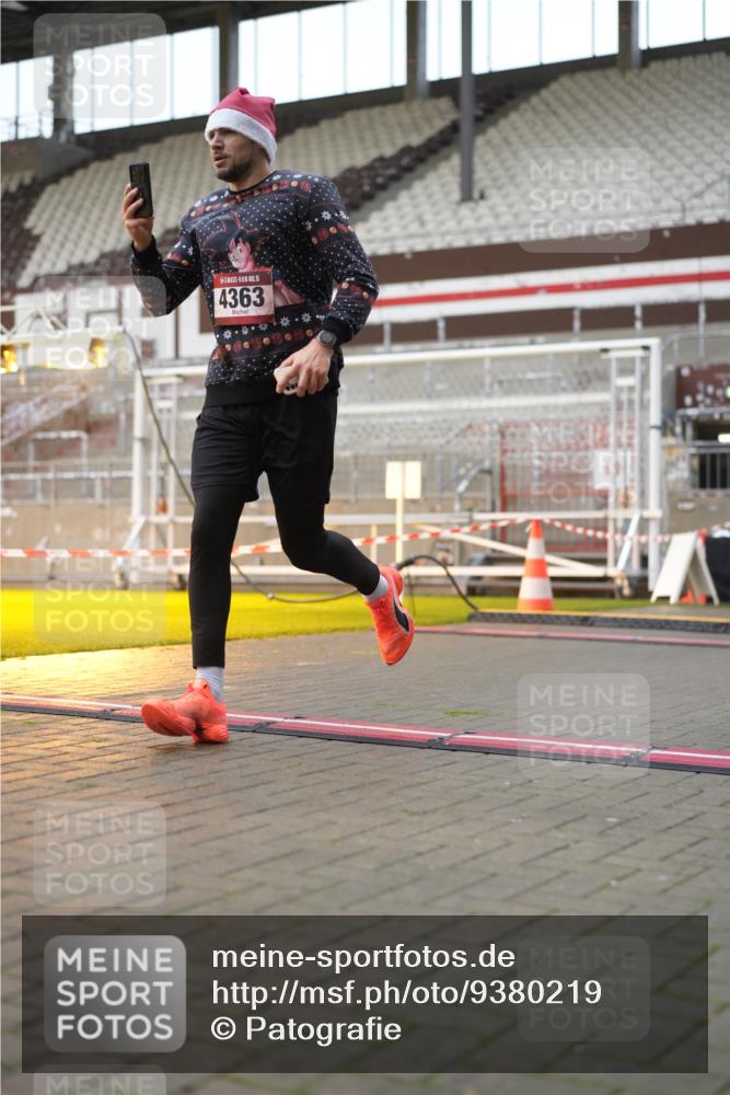 07.12.2025 - St. Pauli X-Mass-Run No. 15 Patografie http://msf.ph/oto/9380219 07.12.2025 10:16:29 Ziel 2185, 2266, 4362, 4363, 4510 meine-sportfotos.de