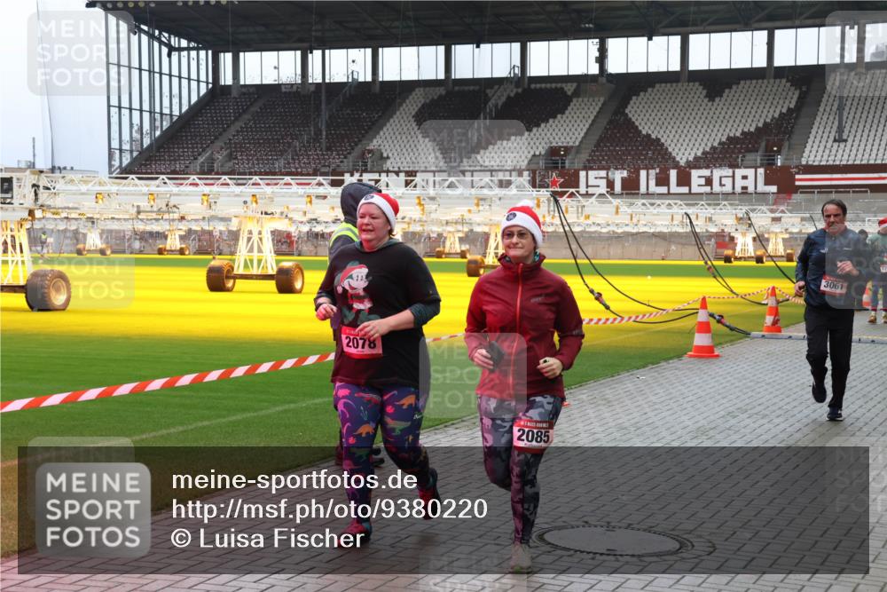 07.12.2025 - St. Pauli X-Mass-Run No. 15 Luisa Fischer http://msf.ph/oto/9380220 07.12.2025 10:39:10 Ziel 2078, 2085, 3061, 1250, 1255, 2078, 2085, 2827, 2828, 2943, 3058, 3061 meine-sportfotos.de
