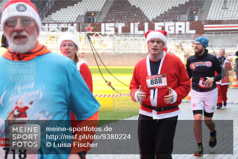 07.12.2025 - St. Pauli X-Mass-Run No. 15 Luisa Fischer http://msf.ph/oto/9380224 07.12.2025 11:12:55 Ziel 718, 15, 888, 61, 46, 76, 79, 218, 388, 416, 489, 494, 597, 605, 663, 671, 682, 695, 718, 819, 836, 839, 888, 1142, 1246, 1261, 1278, 1420, 1422, 1423, 1609, 1610, 2858, 3167, 4794, 4802, 4804 meine-sportfotos.de