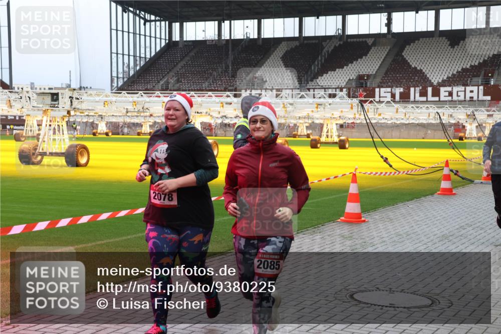 07.12.2025 - St. Pauli X-Mass-Run No. 15 Luisa Fischer http://msf.ph/oto/9380225 07.12.2025 10:39:11 Ziel 2078, 2085, 1250, 1255, 2078, 2085, 2827, 2828, 2943, 3058, 3061 meine-sportfotos.de