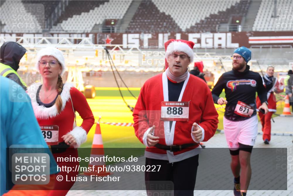 07.12.2025 - St. Pauli X-Mass-Run No. 15 Luisa Fischer http://msf.ph/oto/9380227 07.12.2025 11:12:56 Ziel 15, 39, 15, 888, 671, 46, 76, 79, 218, 388, 416, 489, 494, 597, 605, 663, 671, 682, 695, 718, 819, 836, 839, 888, 1142, 1246, 1261, 1278, 1420, 1422, 1423, 1609, 1610, 2858, 3167, 4794, 4802, 4804 meine-sportfotos.de