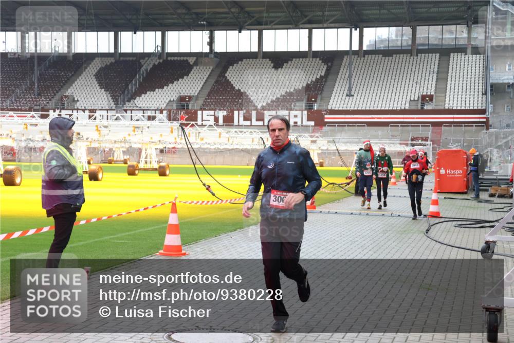 07.12.2025 - St. Pauli X-Mass-Run No. 15 Luisa Fischer http://msf.ph/oto/9380228 07.12.2025 10:39:12 Ziel 300, 1255, 1250, 2943, 1250, 1255, 1417, 2078, 2085, 2827, 2828, 2943, 3058, 3061 meine-sportfotos.de
