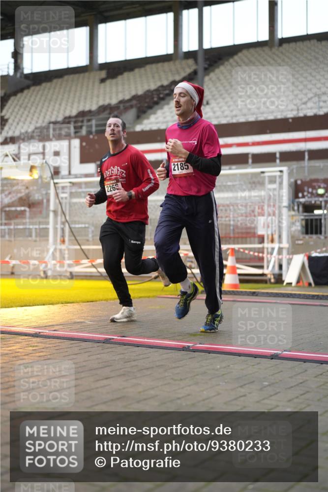 07.12.2025 - St. Pauli X-Mass-Run No. 15 Patografie http://msf.ph/oto/9380233 07.12.2025 10:16:31 Ziel 2185, 2266, 4362, 4363, 4510 meine-sportfotos.de