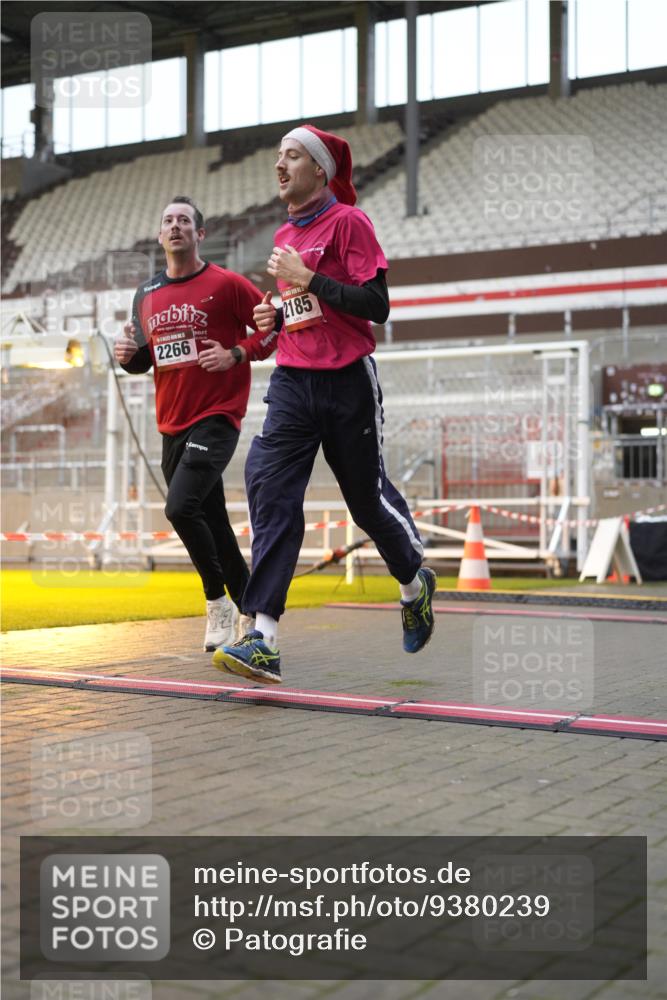 07.12.2025 - St. Pauli X-Mass-Run No. 15 Patografie http://msf.ph/oto/9380239 07.12.2025 10:16:31 Ziel 2185, 2266, 4362, 4363, 4510 meine-sportfotos.de