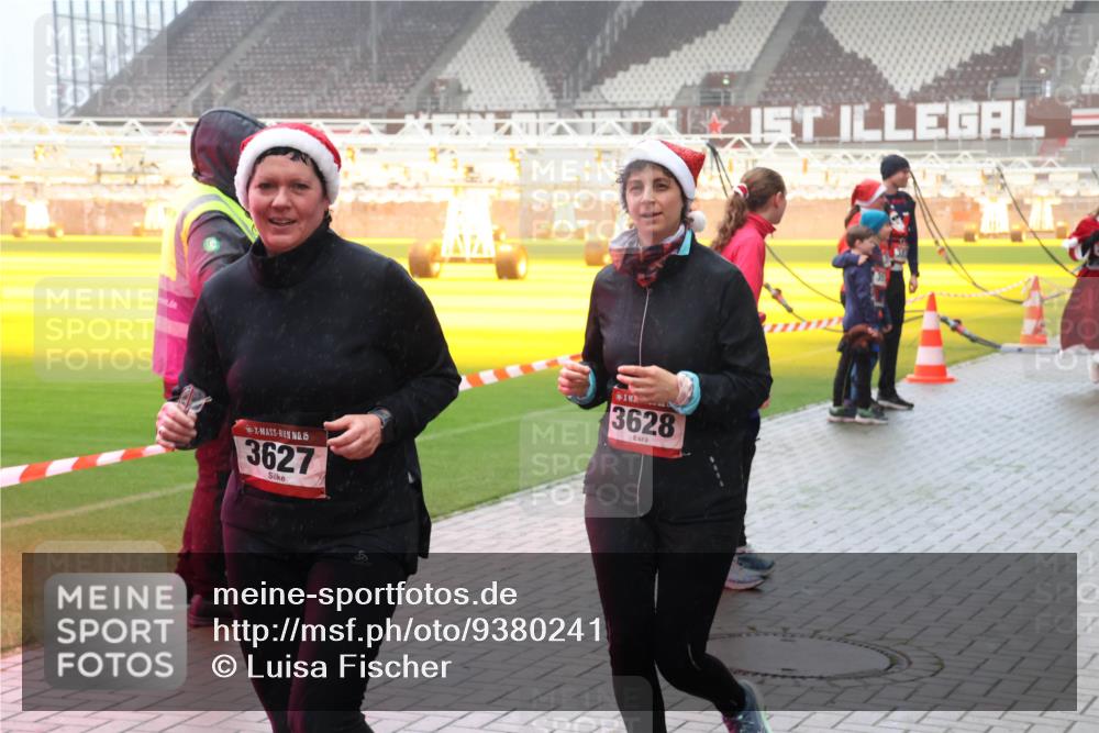 07.12.2025 - St. Pauli X-Mass-Run No. 15 Luisa Fischer http://msf.ph/oto/9380241 07.12.2025 10:08:34 Ziel 15, 3627, 3628, 1905, 2650, 2691, 2692, 2746, 3627, 3628, 4231, 4623, 4624, 4626, 4734, 4737, 4740 meine-sportfotos.de