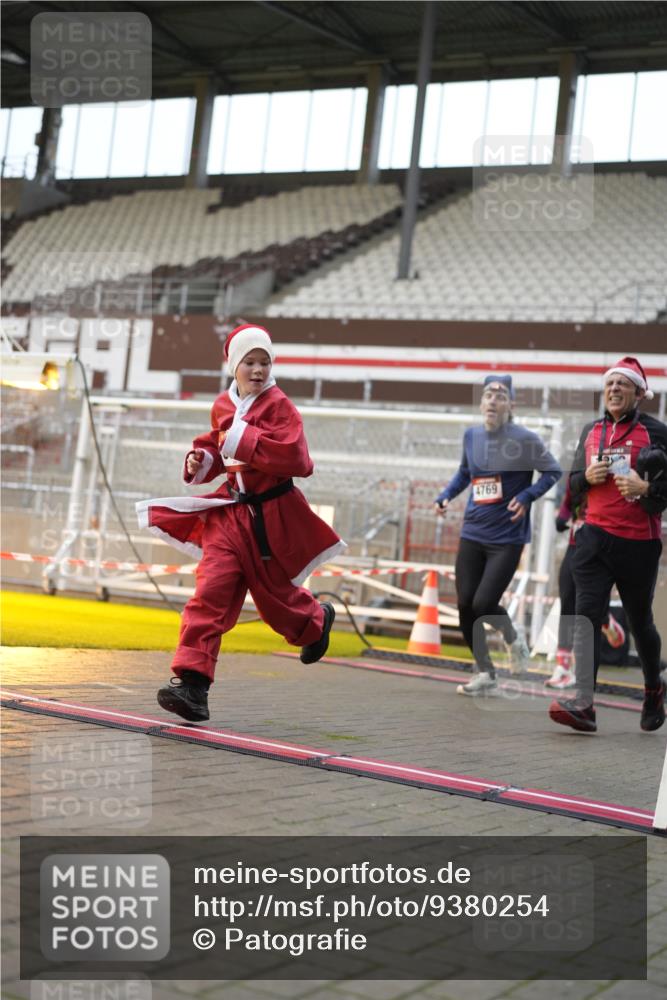 07.12.2025 - St. Pauli X-Mass-Run No. 15 Patografie http://msf.ph/oto/9380254 07.12.2025 10:16:42 Ziel 1989, 1997, 2185, 2266, 3633, 4356, 4359, 4363, 4510, 4769 meine-sportfotos.de