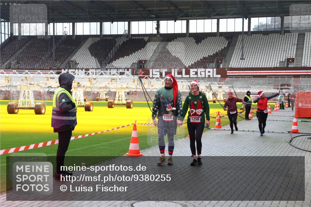 07.12.2025 - St. Pauli X-Mass-Run No. 15 Luisa Fischer http://msf.ph/oto/9380255 07.12.2025 10:39:21 Ziel 1255, 1250, 2828, 1250, 1255, 1417, 2078, 2085, 2827, 2828, 2943, 3058, 3061 meine-sportfotos.de