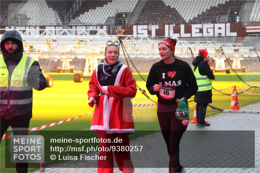 07.12.2025 - St. Pauli X-Mass-Run No. 15 Luisa Fischer http://msf.ph/oto/9380257 07.12.2025 11:13:02 Ziel 5709, 46, 15, 46, 76, 79, 218, 489, 494, 597, 605, 663, 671, 681, 682, 718, 836, 839, 888, 919, 1142, 1261, 1420, 1422, 1423, 1609, 1610, 2858, 3167, 4794, 4795, 4796, 4802, 4804 meine-sportfotos.de