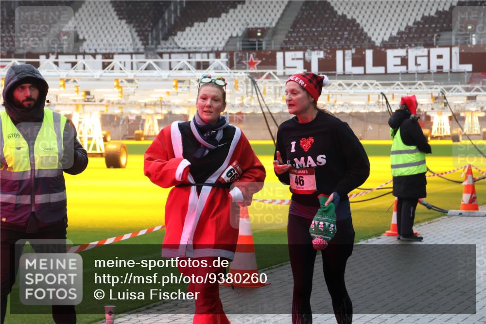 07.12.2025 - St. Pauli X-Mass-Run No. 15 Luisa Fischer http://msf.ph/oto/9380260 07.12.2025 11:13:02 Ziel 6709, 66, 15, 46, 46, 76, 79, 218, 489, 494, 597, 605, 663, 671, 681, 682, 718, 836, 839, 888, 919, 1142, 1261, 1420, 1422, 1423, 1609, 1610, 2858, 3167, 4794, 4795, 4796, 4802, 4804 meine-sportfotos.de