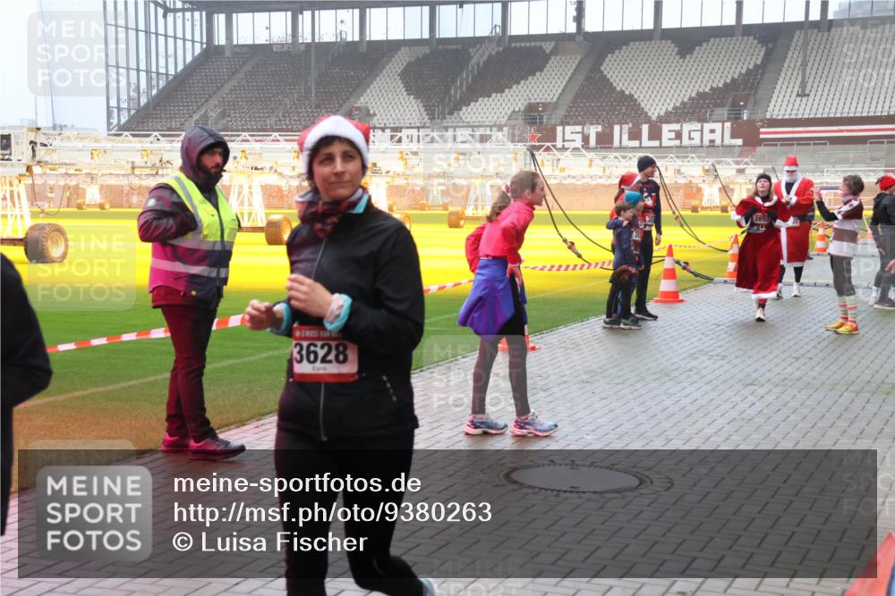 07.12.2025 - St. Pauli X-Mass-Run No. 15 Luisa Fischer http://msf.ph/oto/9380263 07.12.2025 10:08:35 Ziel 3628, 2692, 1905, 2650, 2691, 2692, 2746, 3627, 3628, 4231, 4623, 4624, 4626, 4734, 4737, 4740 meine-sportfotos.de