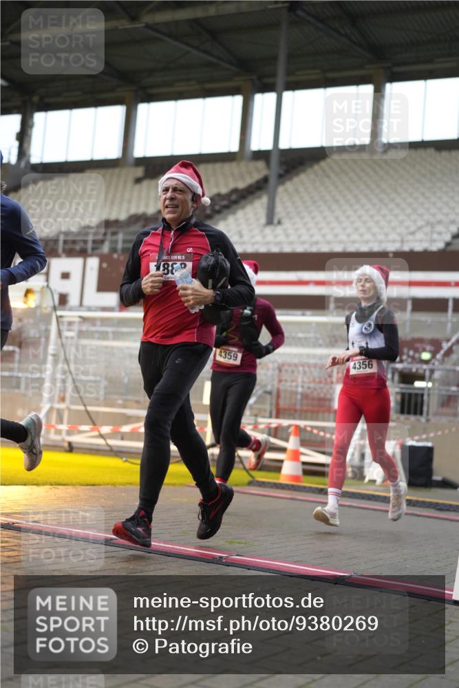07.12.2025 - St. Pauli X-Mass-Run No. 15 Patografie http://msf.ph/oto/9380269 07.12.2025 10:16:43 Ziel 1989, 1997, 2185, 2266, 3633, 4356, 4359, 4363, 4769 meine-sportfotos.de