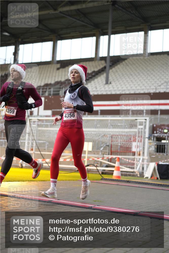 07.12.2025 - St. Pauli X-Mass-Run No. 15 Patografie http://msf.ph/oto/9380276 07.12.2025 10:16:44 Ziel 1620, 1989, 1997, 2185, 2266, 3633, 4356, 4359, 4363, 4769 meine-sportfotos.de