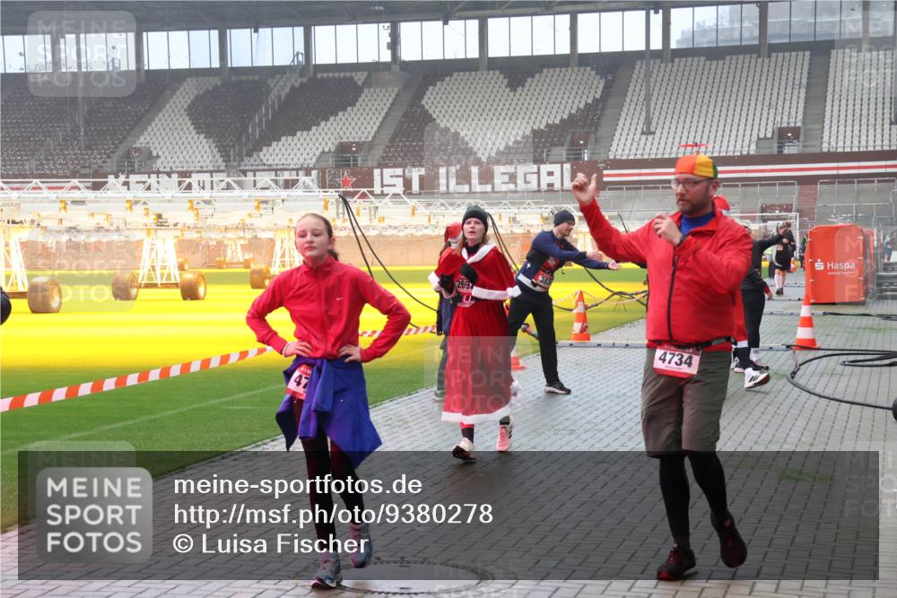 07.12.2025 - St. Pauli X-Mass-Run No. 15 Luisa Fischer http://msf.ph/oto/9380278 07.12.2025 10:08:37 Ziel 2697, 4734, 1905, 2650, 2691, 2692, 2746, 3627, 3628, 4231, 4623, 4624, 4626, 4734, 4737, 4740 meine-sportfotos.de