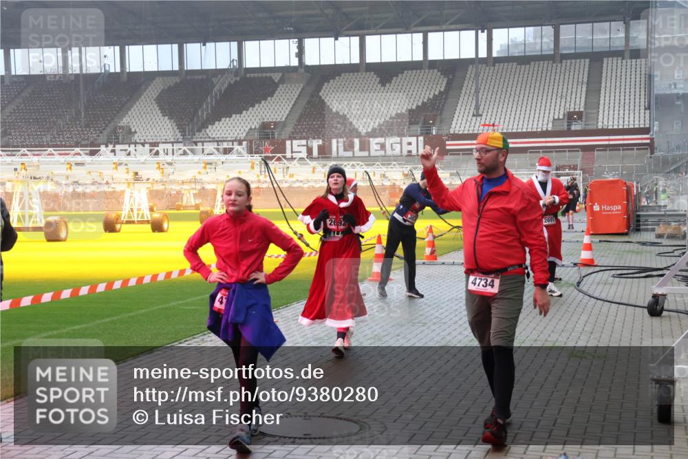 07.12.2025 - St. Pauli X-Mass-Run No. 15 Luisa Fischer http://msf.ph/oto/9380280 07.12.2025 10:08:38 Ziel 2692, 4734, 2691, 1905, 2650, 2691, 2692, 2746, 3627, 3628, 4231, 4623, 4624, 4626, 4734, 4737, 4740 meine-sportfotos.de