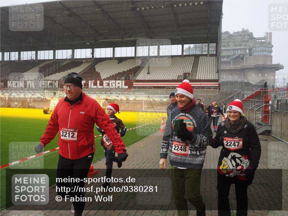 07.12.2025 - St. Pauli X-Mass-Run No. 15 Fabian Wolf http://msf.ph/oto/9380281 07.12.2025 10:08:46 Ziel 390, 707, 789, 947, 1002, 1031, 1176, 2247, 2248, 2521, 3212, 3332, 3335, 3495, 3671, 3759, 3904, 3907, 4205, 4232, 4234, 4451 meine-sportfotos.de