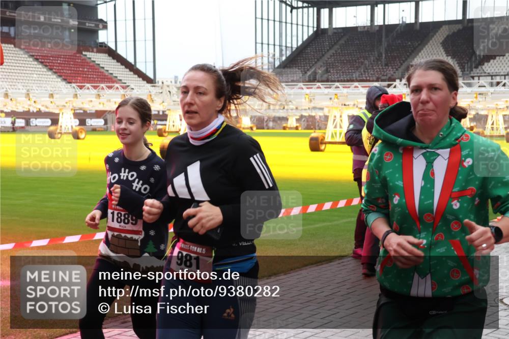 07.12.2025 - St. Pauli X-Mass-Run No. 15 Luisa Fischer http://msf.ph/oto/9380282 07.12.2025 10:39:50 Ziel 1889, 5, 981, 981, 1417, 1796, 1889, 2354, 2420, 2588, 2827, 2828, 3118, 3240, 3242, 4207, 4211 meine-sportfotos.de