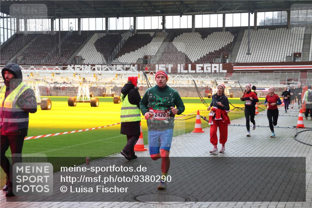 07.12.2025 - St. Pauli X-Mass-Run No. 15 Luisa Fischer http://msf.ph/oto/9380290 07.12.2025 10:39:56 Ziel 5709, 2420, 4211, 981, 1417, 1796, 1889, 2354, 2420, 2588, 2828, 3118, 3240, 3242, 4207, 4211 meine-sportfotos.de