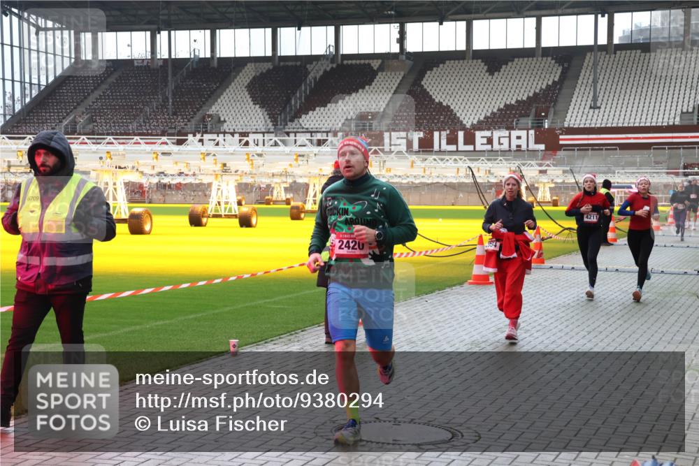 07.12.2025 - St. Pauli X-Mass-Run No. 15 Luisa Fischer http://msf.ph/oto/9380294 07.12.2025 10:39:56 Ziel 6709, 2420, 4211, 981, 1417, 1796, 1889, 2354, 2420, 2588, 2828, 3118, 3240, 3242, 4207, 4211 meine-sportfotos.de