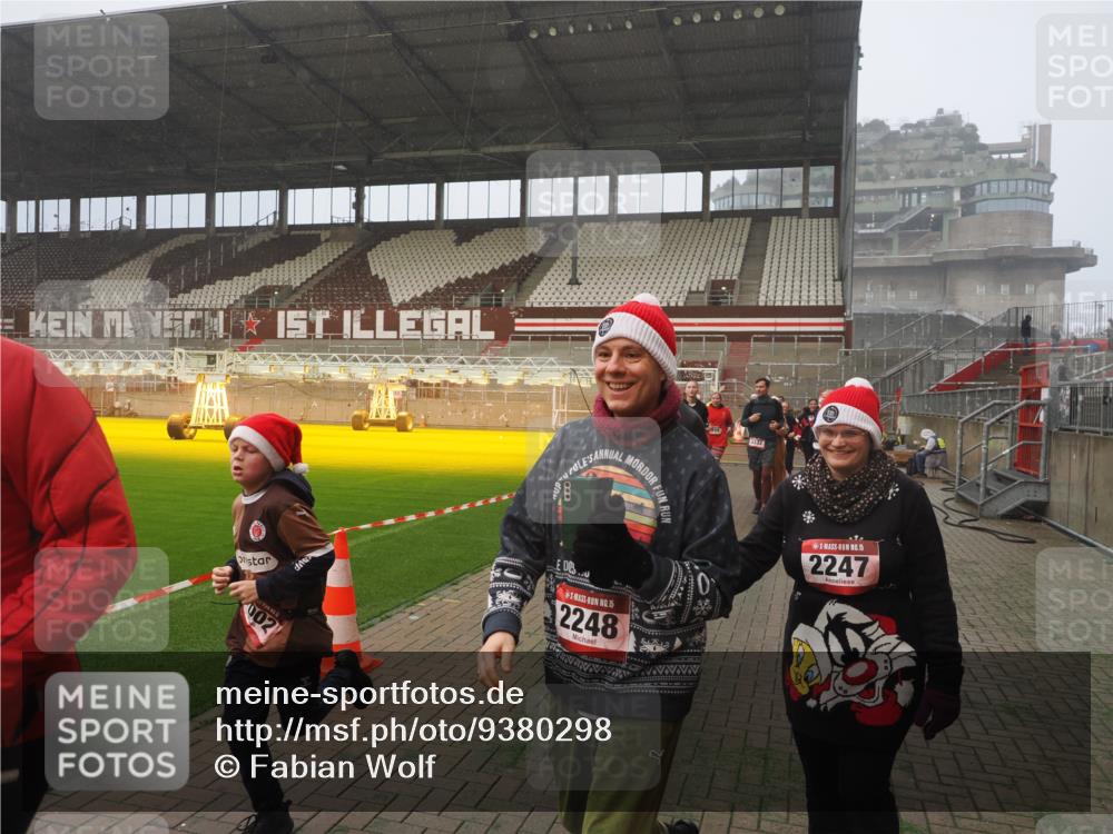 07.12.2025 - St. Pauli X-Mass-Run No. 15 Fabian Wolf http://msf.ph/oto/9380298 07.12.2025 10:08:47 Ziel 390, 707, 789, 947, 1002, 1031, 1176, 2247, 2248, 2521, 3212, 3332, 3335, 3495, 3671, 3759, 3904, 3907, 4205, 4232, 4234, 4451 meine-sportfotos.de