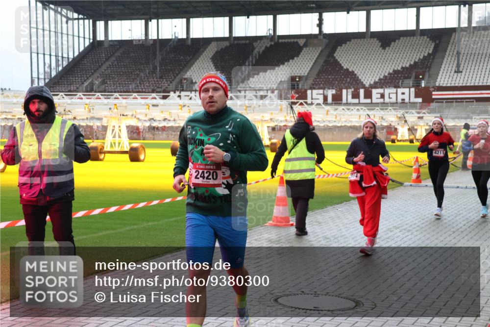 07.12.2025 - St. Pauli X-Mass-Run No. 15 Luisa Fischer http://msf.ph/oto/9380300 07.12.2025 10:39:57 Ziel 6709, 15, 2420, 1, 4211, 981, 1417, 1796, 1889, 2354, 2420, 2588, 3118, 3240, 3242, 4207, 4211 meine-sportfotos.de