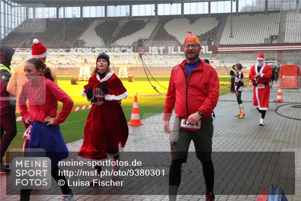 07.12.2025 - St. Pauli X-Mass-Run No. 15 Luisa Fischer http://msf.ph/oto/9380301 07.12.2025 10:08:40 Ziel 2692, 4444, 2691, 1905, 2650, 2691, 2692, 2746, 3627, 3628, 4231, 4623, 4624, 4626, 4734, 4737, 4740 meine-sportfotos.de