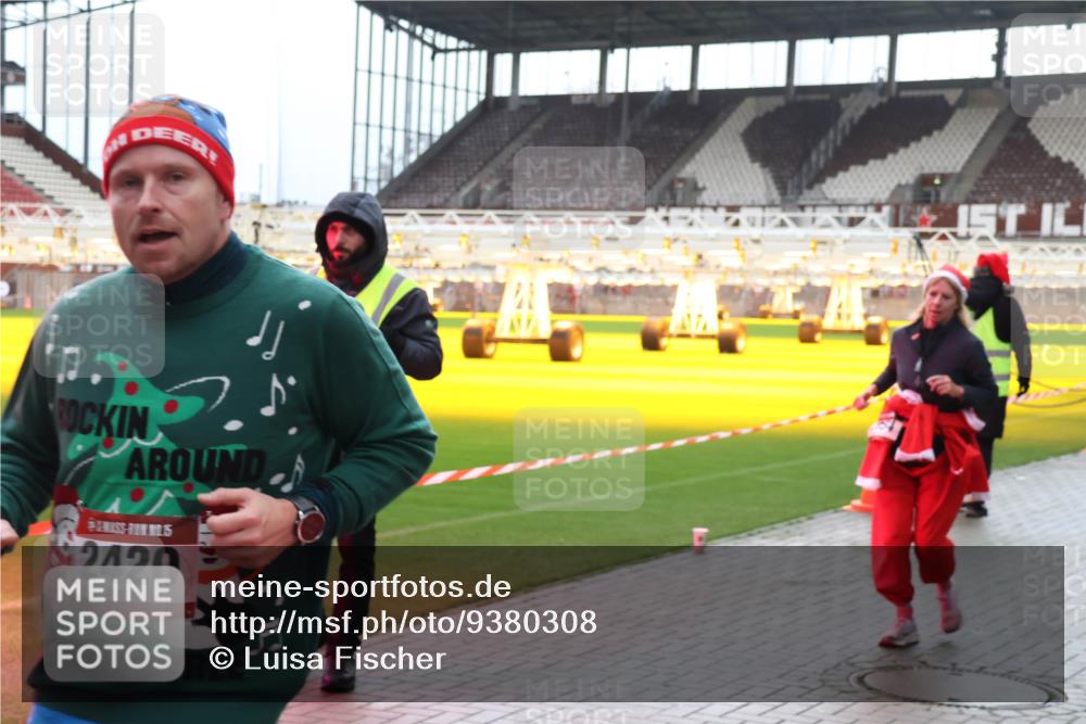 07.12.2025 - St. Pauli X-Mass-Run No. 15 Luisa Fischer http://msf.ph/oto/9380308 07.12.2025 10:39:58 Ziel 2420, 981, 1417, 1796, 1889, 2354, 2420, 2588, 3118, 3240, 3242, 4207, 4211 meine-sportfotos.de