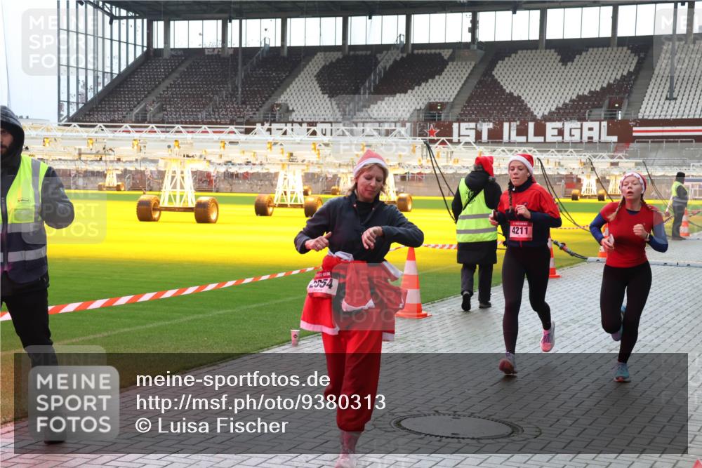 07.12.2025 - St. Pauli X-Mass-Run No. 15 Luisa Fischer http://msf.ph/oto/9380313 07.12.2025 10:39:58 Ziel 2954, 4211, 981, 1417, 1796, 1889, 2354, 2420, 2588, 3118, 3240, 3242, 4207, 4211 meine-sportfotos.de