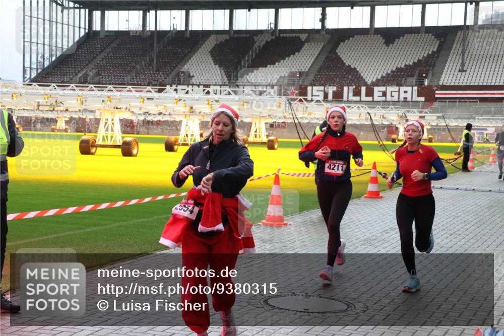 07.12.2025 - St. Pauli X-Mass-Run No. 15 Luisa Fischer http://msf.ph/oto/9380315 07.12.2025 10:39:59 Ziel 4954, 4211, 981, 1417, 1796, 1889, 2354, 2420, 2588, 3118, 3240, 3242, 4207, 4211 meine-sportfotos.de