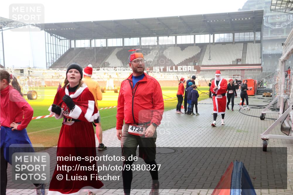 07.12.2025 - St. Pauli X-Mass-Run No. 15 Luisa Fischer http://msf.ph/oto/9380327 07.12.2025 10:08:41 Ziel 4734, 2691, 2247, 2248, 2650, 2691, 2692, 2746, 3627, 3628, 4231, 4623, 4624, 4626, 4734, 4737, 4740 meine-sportfotos.de