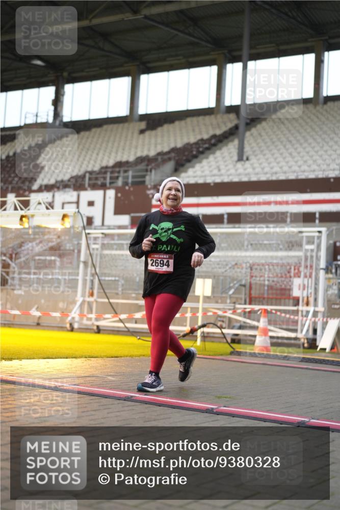 07.12.2025 - St. Pauli X-Mass-Run No. 15 Patografie http://msf.ph/oto/9380328 07.12.2025 10:16:54 Ziel 1620, 1762, 1989, 1997, 2694, 3633, 4356, 4359, 4769 meine-sportfotos.de