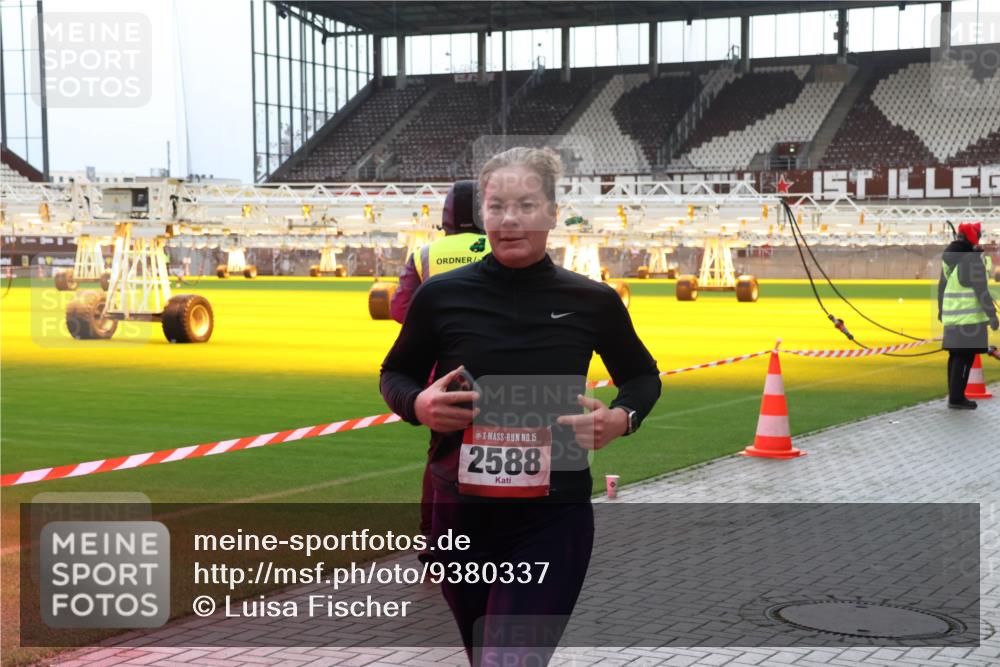 07.12.2025 - St. Pauli X-Mass-Run No. 15 Luisa Fischer http://msf.ph/oto/9380337 07.12.2025 10:40:07 Ziel 15, 2588, 87, 108, 827, 981, 1604, 1748, 1749, 1796, 1889, 2354, 2420, 2588, 2754, 3118, 3240, 3242, 4207, 4211 meine-sportfotos.de