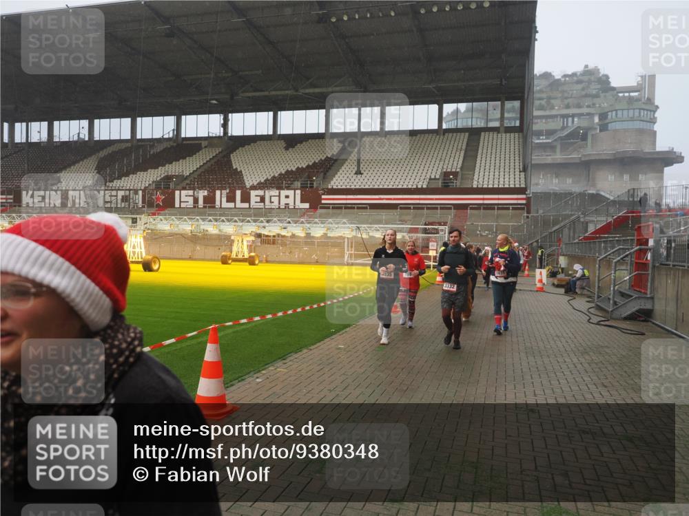 07.12.2025 - St. Pauli X-Mass-Run No. 15 Fabian Wolf http://msf.ph/oto/9380348 07.12.2025 10:08:48 Ziel 390, 707, 786, 789, 947, 1002, 1031, 1176, 2247, 2248, 2521, 3212, 3332, 3335, 3484, 3495, 3671, 3759, 3904, 3907, 4205, 4232, 4234, 4451 meine-sportfotos.de