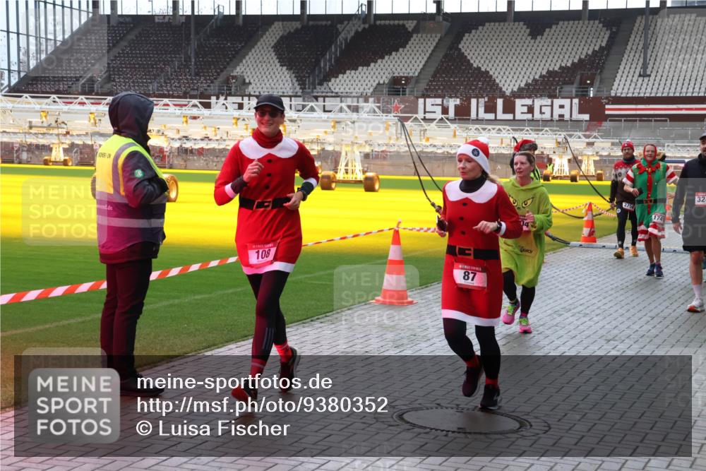 07.12.2025 - St. Pauli X-Mass-Run No. 15 Luisa Fischer http://msf.ph/oto/9380352 07.12.2025 10:40:18 Ziel 108, 87, 1749, 32, 87, 108, 538, 580, 827, 981, 1604, 1748, 1749, 1796, 1889, 2354, 2420, 2588, 2754, 3118, 3240, 3242, 3796, 3797, 4207, 4211, 4874, 4878 meine-sportfotos.de