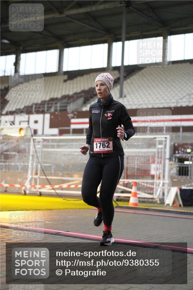 07.12.2025 - St. Pauli X-Mass-Run No. 15 Patografie http://msf.ph/oto/9380355 07.12.2025 10:16:57 Ziel 1620, 1762, 1989, 1997, 2694, 3229, 3633, 3987, 4356, 4359, 4769 meine-sportfotos.de