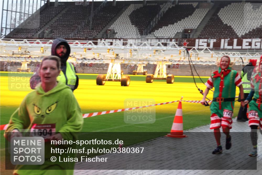 07.12.2025 - St. Pauli X-Mass-Run No. 15 Luisa Fischer http://msf.ph/oto/9380367 07.12.2025 10:40:21 Ziel 1604, 1749, 87, 108, 230, 538, 580, 827, 981, 1604, 1748, 1749, 1796, 2354, 2420, 2588, 2754, 3118, 3240, 3242, 3796, 3797, 4207, 4211, 4874, 4878 meine-sportfotos.de