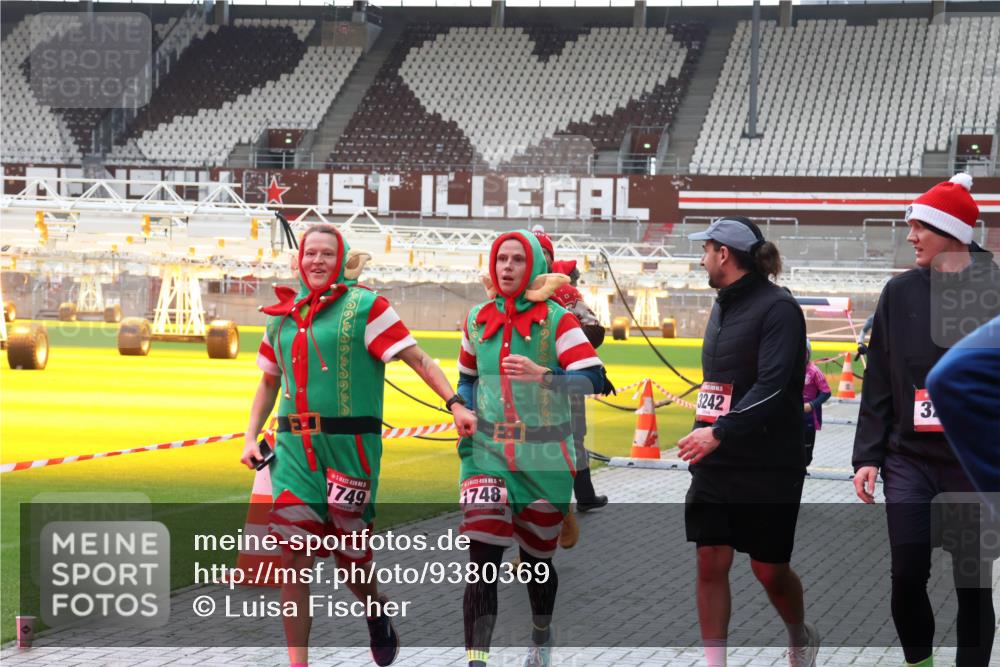 07.12.2025 - St. Pauli X-Mass-Run No. 15 Luisa Fischer http://msf.ph/oto/9380369 07.12.2025 10:40:21 Ziel 1749, 1748, 3242, 3, 87, 108, 230, 538, 580, 827, 981, 1604, 1748, 1749, 1796, 2354, 2420, 2588, 2754, 3118, 3240, 3242, 3796, 3797, 4207, 4211, 4874, 4878 meine-sportfotos.de